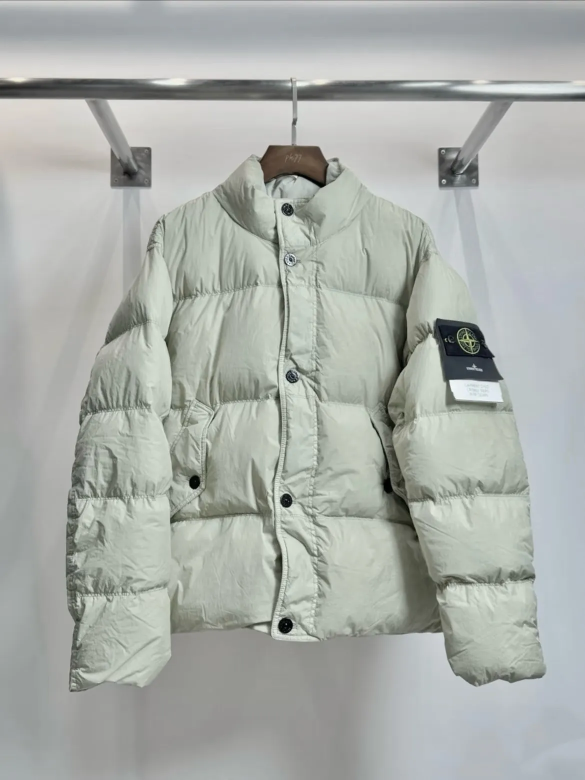 P390 STONE·ISLANDS Stone Island ISLANDS Side Badge Ghost Island Cotton Clothes # Purchasing on behalf of others Original development 1:1 reproduction - QR code information sticker analysis, QR code direct access to Safani official website! A full set of packaging accessories, elevators, main labels, and washing label QR codes are also supported~ -Color: black khaki gray -Size: S-XXL -The workmanship is very particular, the processing technology is extremely complex, the three fabric cuts are neatly spliced and aligned, the whole garment has precise wiring density, YKK custom-made zipper pockets, all hardware is custom-made from molds, double pocket design, perfect for daily needs, side labels classic Stone.Island detachable medals, precise button alignment, and self-observant quality control of details --This brand that others are playing with fashion, but he only focuses on researching fabrics, is Stone Island. - Many people think that Stone Island is a trendy brand, but in fact it is an outdoor functional brand that is always keen on playing with technology and specializes in fabrics. Even if it co-brands with top trendy brands, it has not been overshadowed. Instead, it has perfectly used its unique fabric technology in the joint brand, so that the joint products have functionality and practicality in addition to the value of the logo.